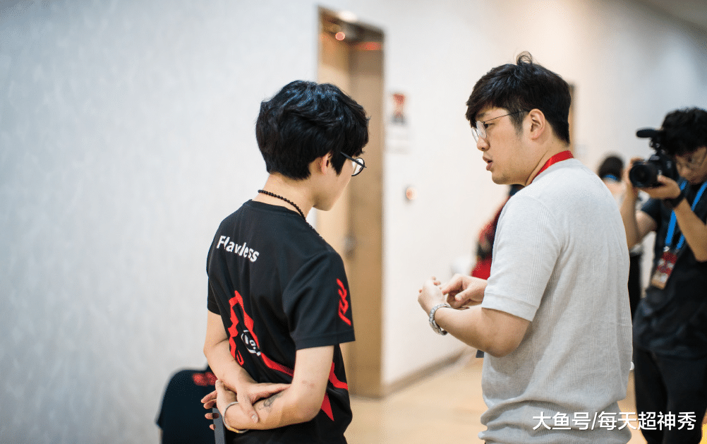 CLG险胜FPX,Deft关键团战开团秒人强强对话四强赛,引爆全场热议 CLG险胜FPX,Deft关键团战开团秒人强强对话四强赛,引爆全场热议